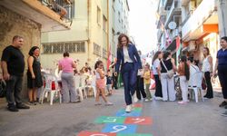 Ünsal çocuklarla seksek oynadı... Karşıyaka'da 'olimpiyat' heyecanı