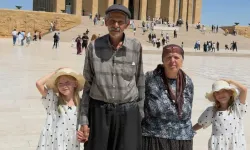 40 yıllık evli çift 34 yıl sonra dünyaya gelen ikizleriyle Anıtkabir’i ziyaret etti