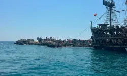 Korku dolu anlar: Tekne su aldı, onlarca yolcu tahliye edildi!