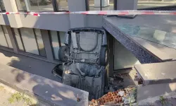 Otomobil apartman boşluğuna düştü: 2 yaralı!