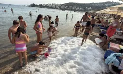 Bodrum’da sahile 2 ton buz döktüler: Çocuklar kum yerime buzla oynadı!