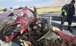 Refüjdeki bariyere çarpan otomobildeki 4 kişi yaralandı