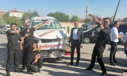 Düğünde arkadaşları, damada hurda otomobil hediye etti