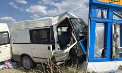 Minibüs ile hafif ticari aracın çarpıştığı kazada 7 kişi yaralandı!