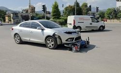 Otomobil ile çarpışan motosikletteki 2 kişi yaralandı!