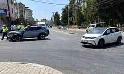 Otomobil ile cip kaza yaptı: 3 kişi yaralandı!