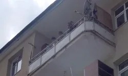 Eşini barışmaya ikna edemeyince çocuklarını balkonda rehin aldı
