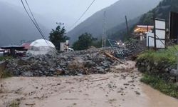 Uzungöl'de sağanak etkili oldu; dere taştı, heyelan meydana geldi!
