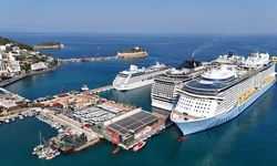 Kuşadası'na denizden 9 bin 130 turist
