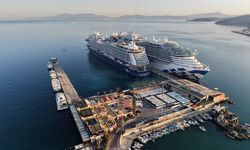 Kuşadası'na 2 kruvaziyerle 8 bin 200 turist!