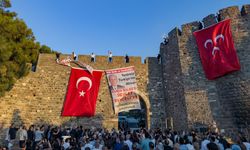 İzmir’de “Terörsüz Türkiye” mesajı: Kadifekale’ye Türk bayrağı asıldı