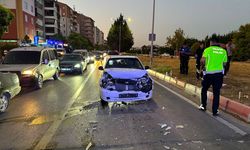 Trafik ışığında bekleyen otomobile çarptı: 1'i çocuk 3 yaralı!