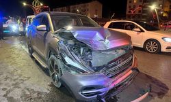 Uşak'ta iki otomobil çarpıştı: 2'si çocuk 6 yaralı