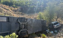 İzmir'de feci kaza: Otomobille otobüs çarpıştı: 2 kişi can verdi!