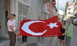 Manisa'da kadınlar 30 Ağustos Zafer Bayramı'na özel Türk bayrağı ördü