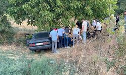 Ağaca çarpan otomobildeki anne ile oğlu yaralandı
