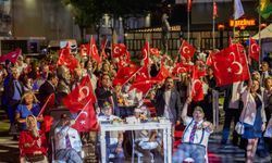 Bornova’da Zafer Bayramı coşkusu: Abide-i Hürriyet’te tek yürek oldular