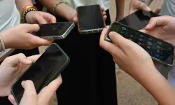 Fransa’da liselerde cep telefonu yasağı yürürlüğe girdi