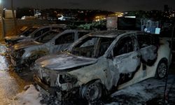 Oto galeride yangın: 3 otomobil küle döndü