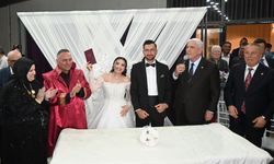 Başkan oğlunun nikahını kıydı, Dervişoğlu şahit oldu