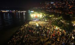 Bayraklı’da 30 Ağustos coşkusu sahile taştı
