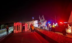 İzmir'de faciadan dönüldü: Damperi açık unutulan TIR devrildi!