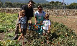 İkizleri için kariyerlerini bıraktılar, Foça’da çiftlik kurdular!