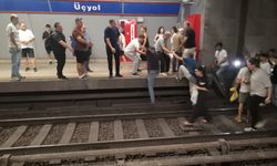 İzmir Metro'da arıza: Yolcular raylara indi!