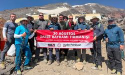 Zaferin ruhu, Ağrı Dağı’nın zirvesine taşındı!