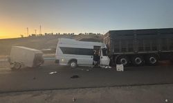 Tarım işçilerini taşıyan minibüs TIR'a çarptı: 18 yaralı