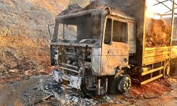 Manisa'da seyir halindeki TIR alev alev yandı
