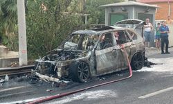 Milas'ta seyir halindeki otomobil yandı