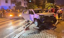 Otomobil polis aracıyla çarpıştı: 2 polis yaralı