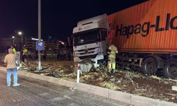 TIR, kontrolden çıktı... Sürücü araçta sıkıştı!