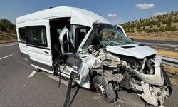 Başkentte servis minibüsü tıra çarptı: 7 yaralı