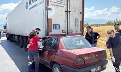 Otomobil TIR’ın altına girdi: Sürücü can verdi!