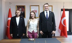 Konak'ta çoğunluk YENİ Parti'de: Mutlu ve 19 meclis üyesi katıldı