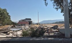 İzmir'de bir devrin sonu... Yarış pistine kepçe!