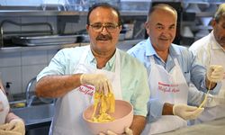 Bornovalı muhtarlardan mesaiye ‘Makarna’ molası!