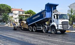 Manisa’da yıllardır sorun olan yol sıcak asfaltla yenilendi
