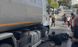 Motosiklet sürücüsü su tankerinin altında sıkıştı!