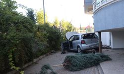 Kontrolden çıkan otomobil apartmanın bahçesine düştü: 1 yaralı!