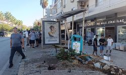 Araç önce yayaya ardından duraktaki çifte çarptı!