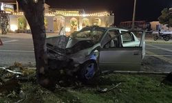 Refüje çarpan otomobilde 2'si ağır, 4 kişi yaralandı!