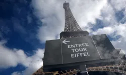 Eyfel Kulesi'nde kadın çalışan krizi