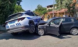 Polis aracı ile otomobilin çarpıştığı kazada 2 kişi yaralandı