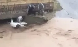 Selde köprüye sıkıştılar: Köylüler kurtardı!