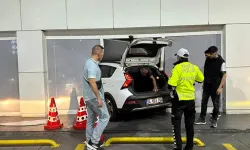 Akaryakıt istasyonunda fren yerine gaza basınca market deposuna daldı!