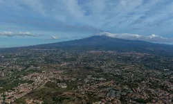 Etna Yanardağı kül püskürttü: Hava sahası uçuşa kapatıldı!