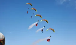 Havacılık festivalinde gökyüzünde Türk bayrağı ve Atatürk posterleri!